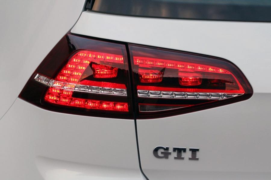 Детали экстерьера Volkswagen Golf GTi 5-Door 2015 года  (фото 32 из 48)